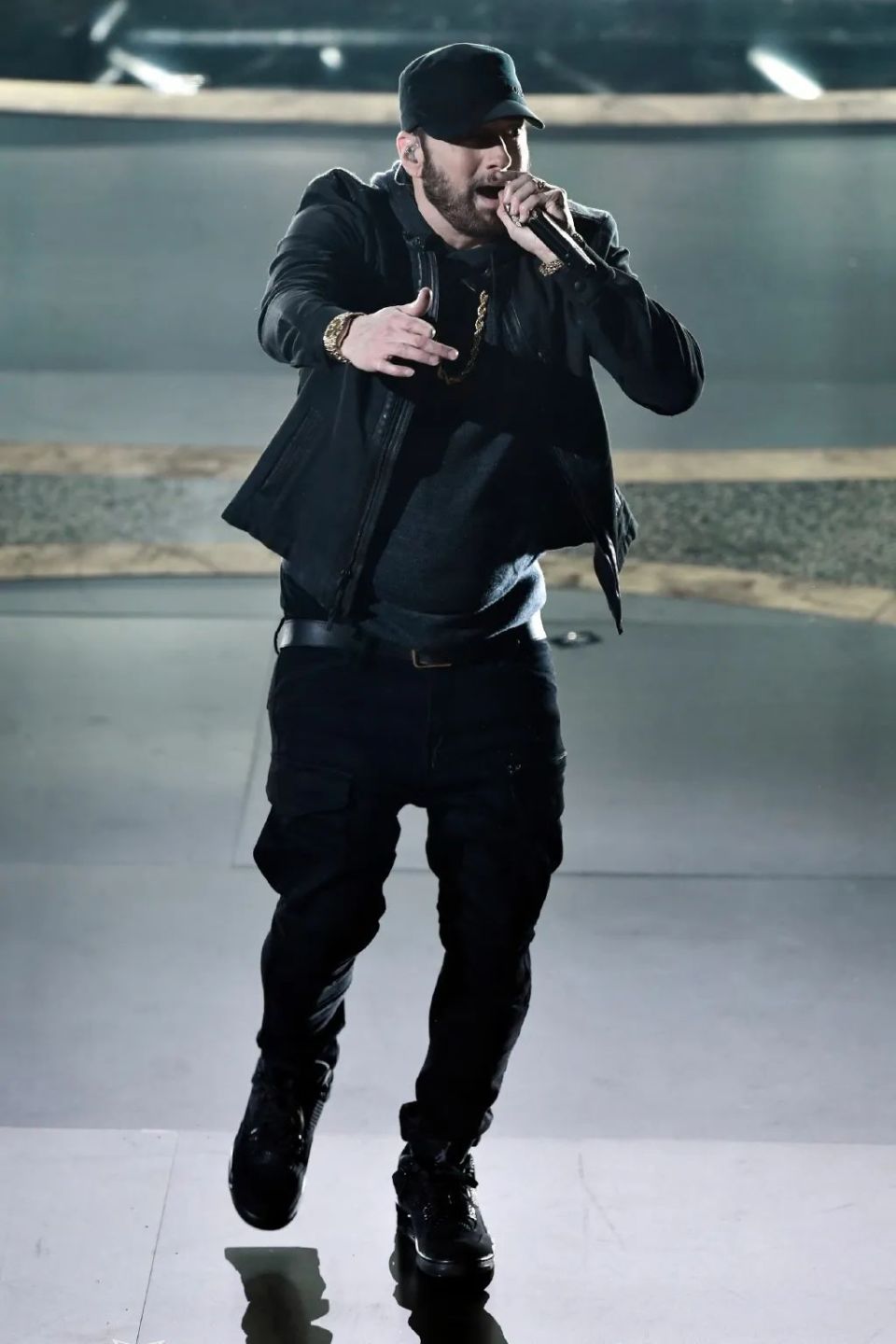 上一个把aj4黑猫穿出"热搜"的艺人,是格莱美颁奖典礼的姆爷.