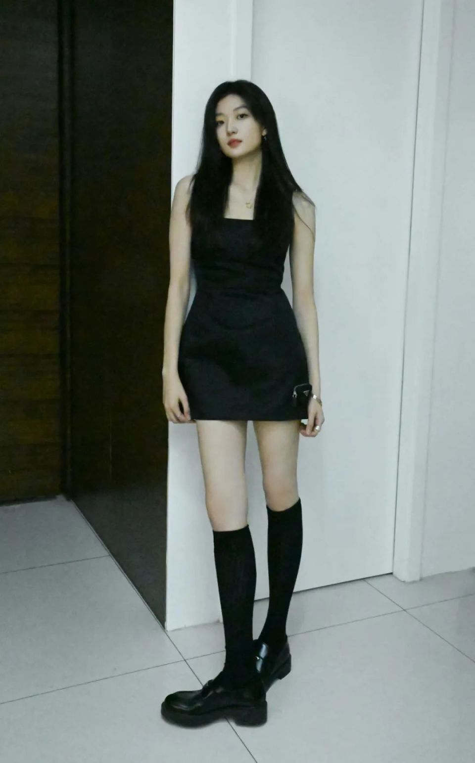 真的很难对小黑裙的氛围感say no