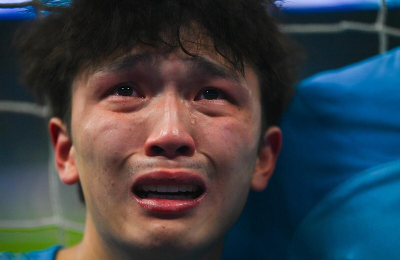武磊也希望大连队尽快回来,曼佐基动情了,众将 球迷哭成了泪人 陈荣无