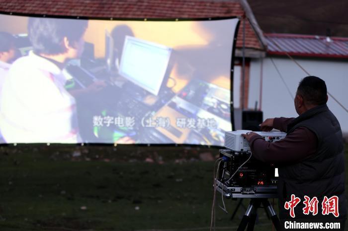 青海果洛:雪山脚下的电影放映员