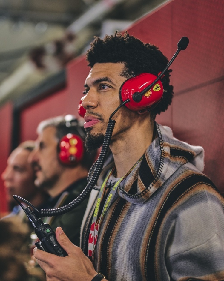 丹尼-格林现场观战f1加拿大站排位赛 与法拉利车队社媒互动