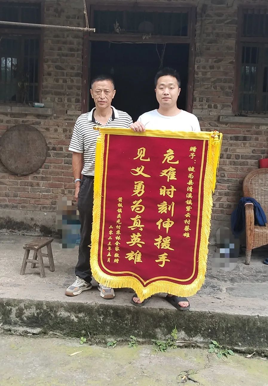 被救驾驶员登门道谢,感恩锦旗献给救命恩人!_腾讯新闻