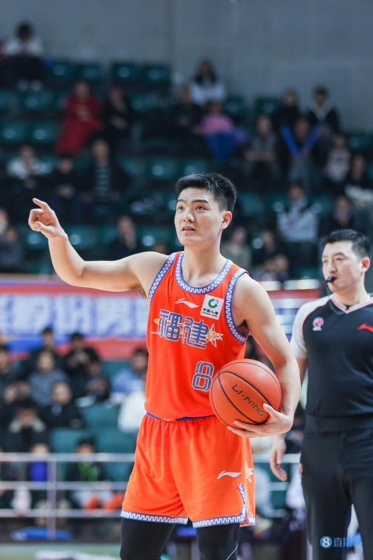 黎伊扬14中2&三分7中1拿下5分3板3断 送出16助攻