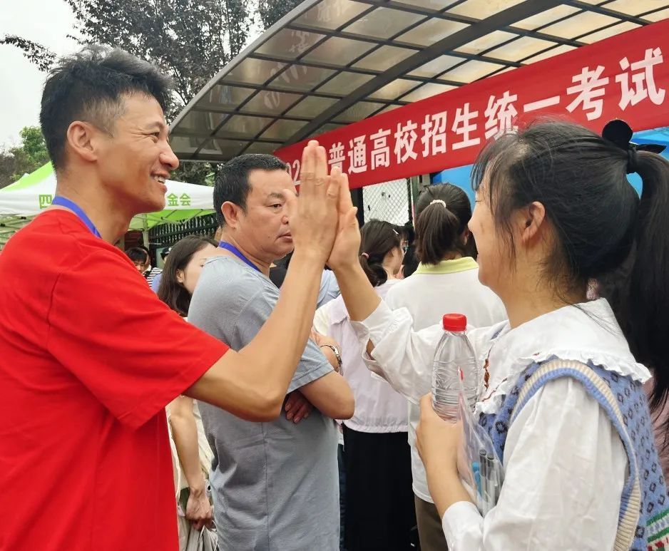 今日,东兴区5695名学子参加高考