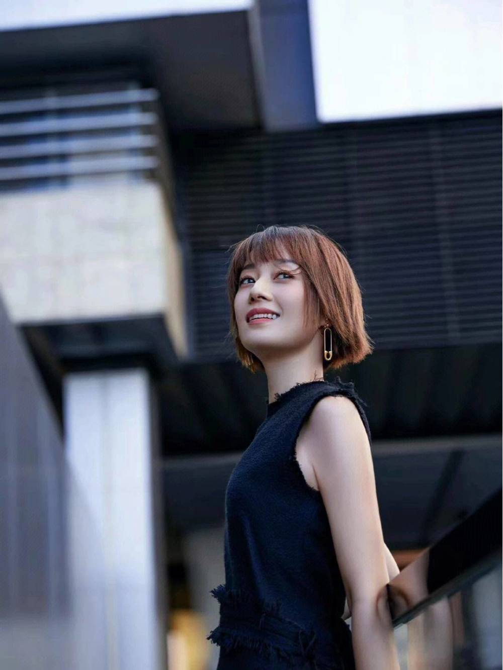 出道13年不温不火,如今凭借三个配角出圈,33岁啜妮终于火了_腾讯新闻