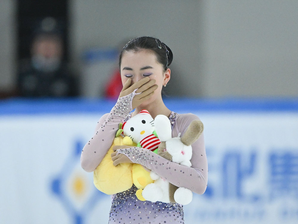 新华社记者 胥冰洁 摄2月25日,吉林队选手张梦琪(左)与教练员在得知