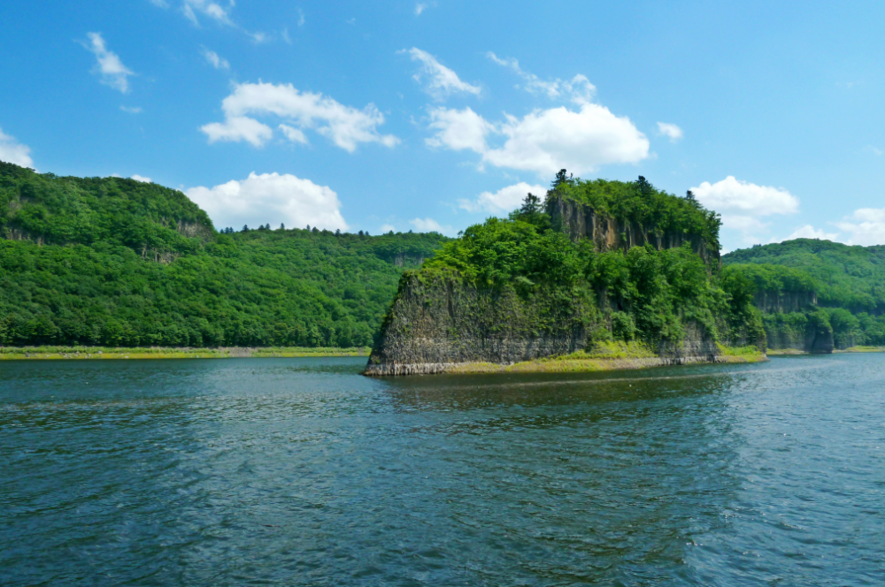 8977999 和 8977666乘船地点:靖宇县花园口镇仁义村白山湖码头,松江村