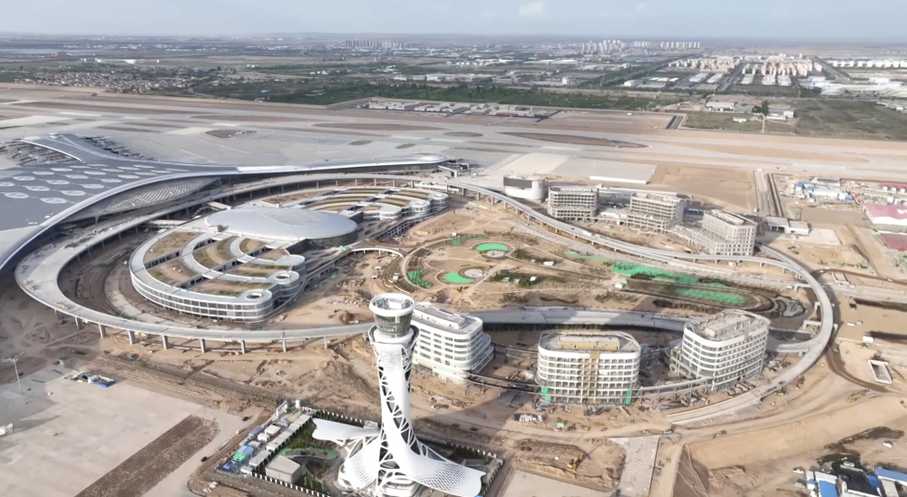 兰州中川国际机场三期扩建工程"首飞"新跑道