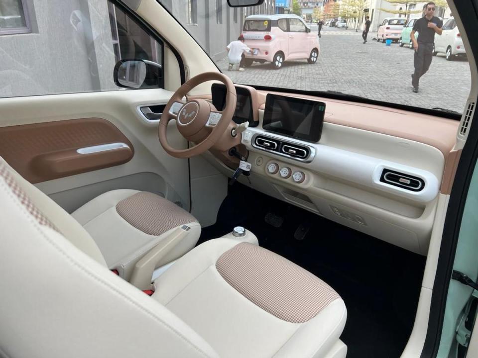 价格降3千,配置加一堆,新款宏光miniev马卡龙更值了