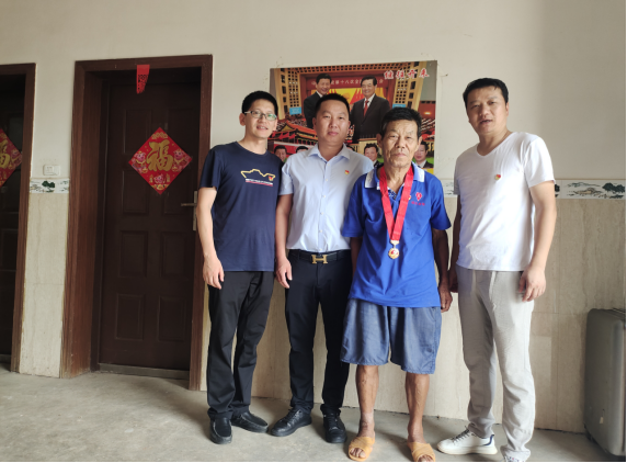 三山乡长仁村开展七一主题党日活动