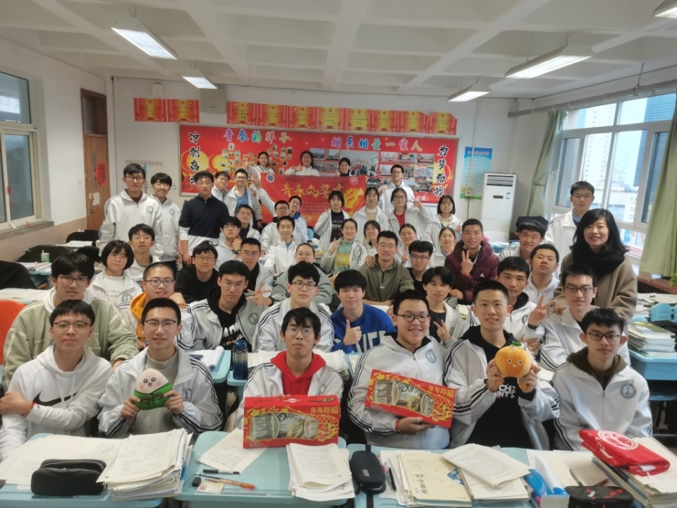 女神节来临之际,距离今年的高考不到百日,这天对于在青岛一中担任高三