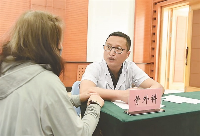 徐公平教授为高校职工义诊.企业职工操作学习心肺复苏.