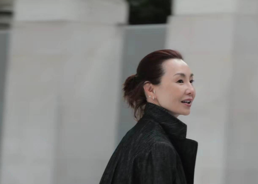 张曼玉近照曝光,气质出众依然美丽,久居国外生活充实-腾讯新闻