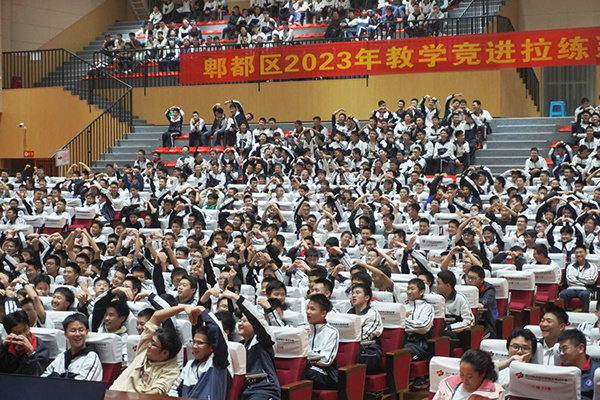 解读青春密码 郫都四中举办健康法治教育讲座(男生篇)
