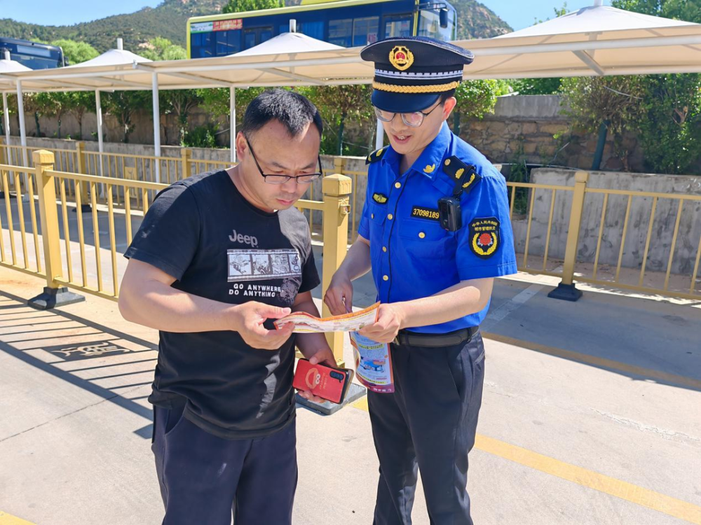 泰山景区综合行政执法局机动执法大队开展泰山景区生态保护日宣传