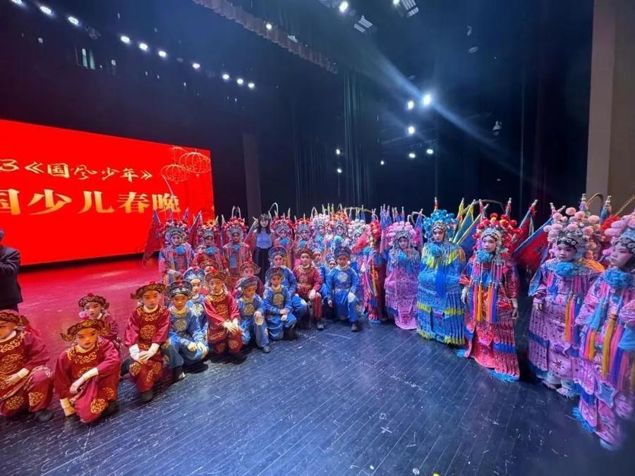 《国风少年》全国少儿春晚上,青岛西海岸新区珠江路小学京韵艺术社团