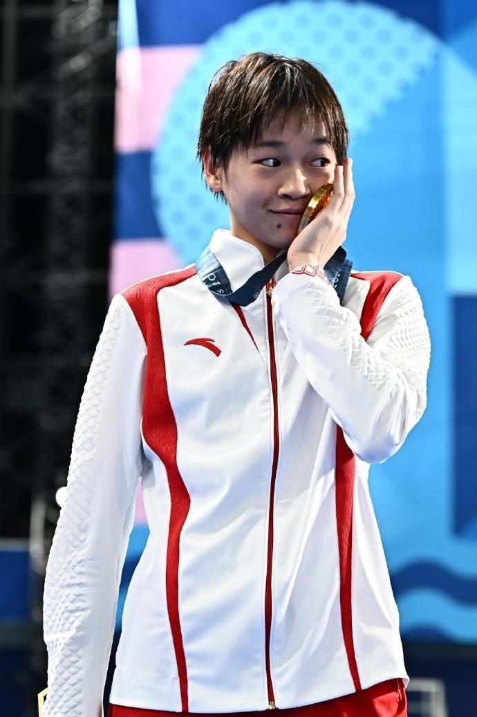 泪目!全红婵哥哥自费去巴黎看妹妹夺冠激动落泪,小红安慰哥哥:不要哭!