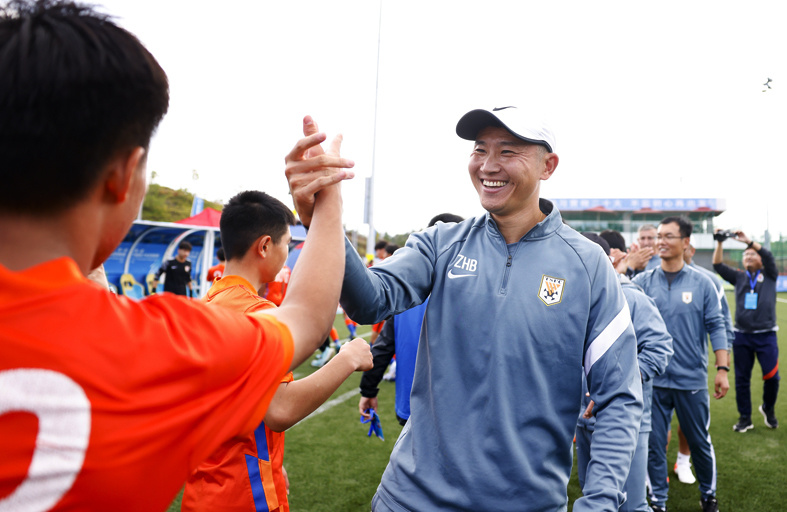 你看陈涛当教练,不让郜林这种老将上,就不用你,多让年轻人上.