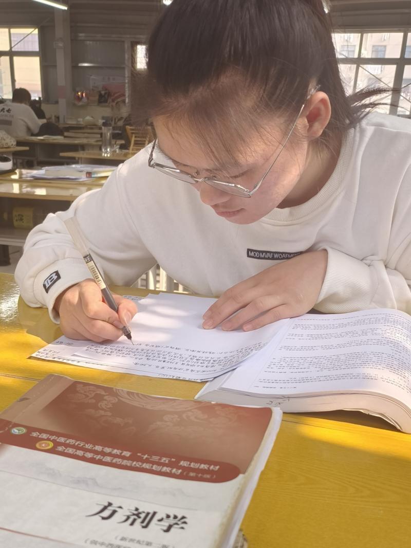 女大学生带着脑瘫弟弟和尿毒症母亲求学 一边考研一边为他们治疗 "