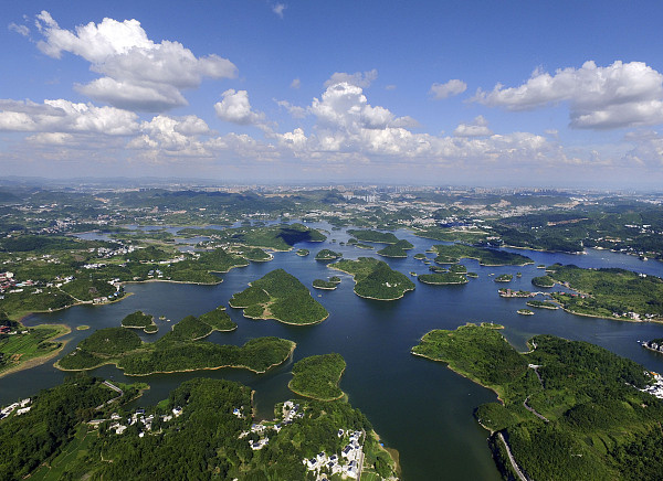 百花湖风景名胜区可在美食广场享用午餐来到百花湖乘船游湖必不可少舟