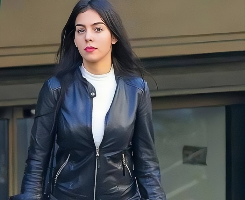 回顾 乔治娜又炫富了,100万项链引发热议,c罗:没办法!_腾讯新闻