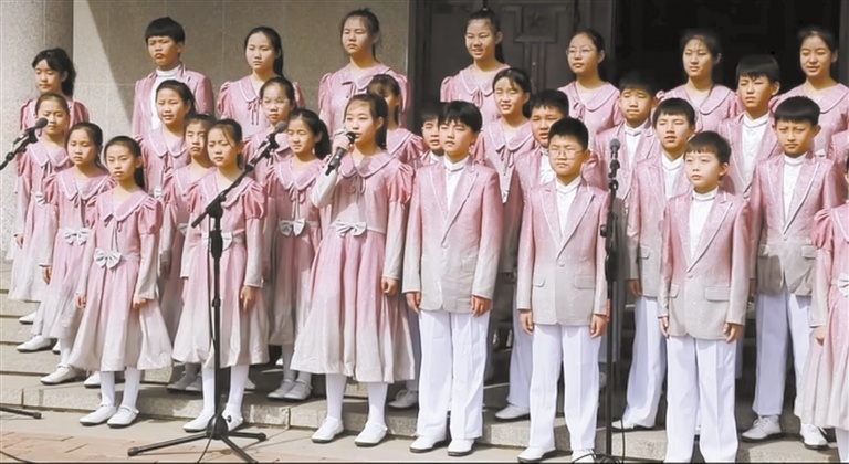 刘澜 摄马兰花儿童声合唱团的孩子们在晋察冀边区革命纪念馆前