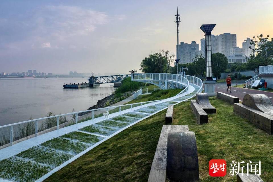 【视频】南京鼓楼滨江风光带上新啦 江豚观测点正式对外开放