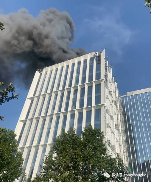 突发!北京一新建大楼着火,现场滚滚浓烟_腾讯新闻