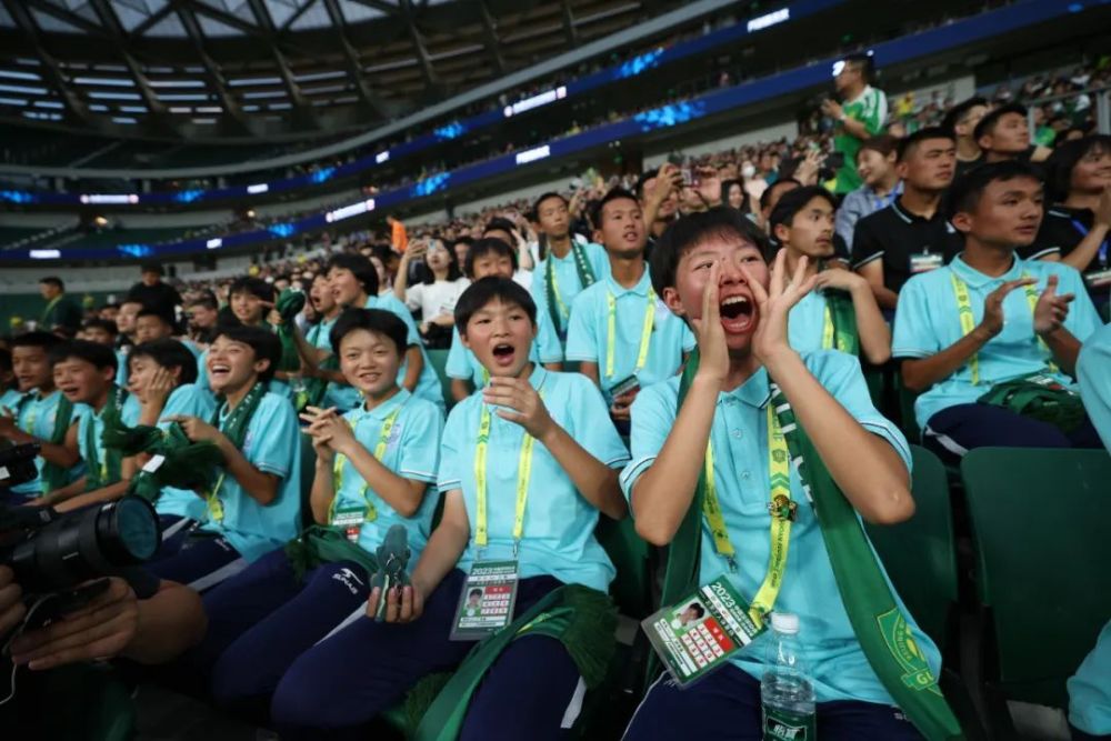 “以后也想来北京踢球！”贵州34名青少年球员在工体看中超联赛