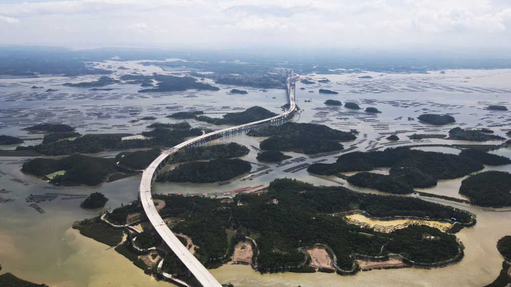在广西钦州市,施工队在拆旧桥建新桥,疏浚平陆运河流经钦州市区的