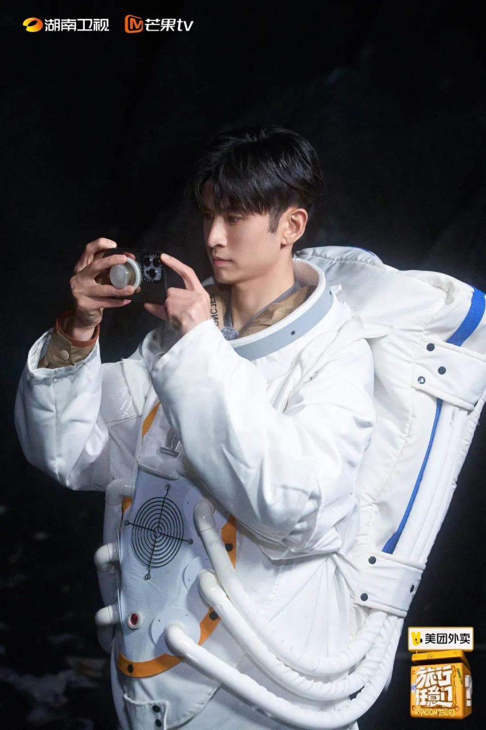 身着藏服同英武豪迈的瓦西玉科勇士们拉弓射箭,大象拔河,与善良热情的