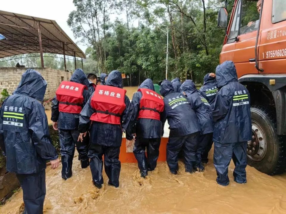 苍梧县立刻组织应急救援人员35人前往受灾严重的沙头镇塘湾村,深塘村