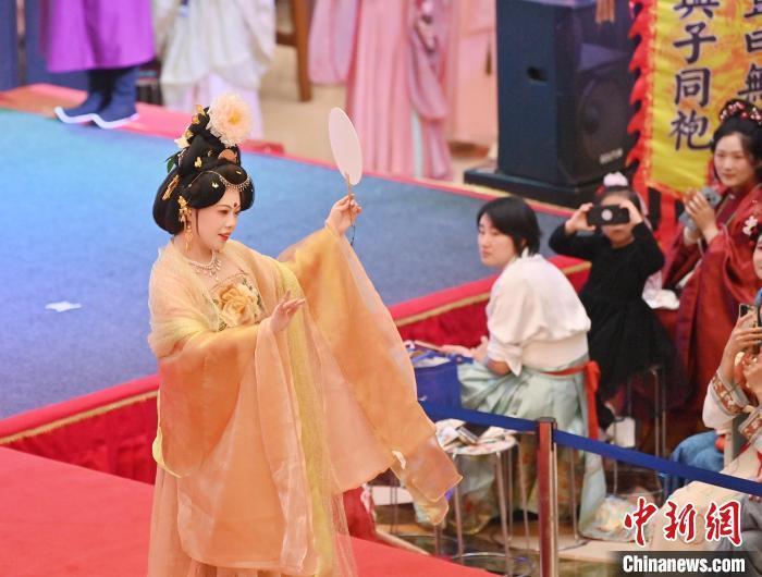 长春举行花朝节活动百余汉服爱好者走秀