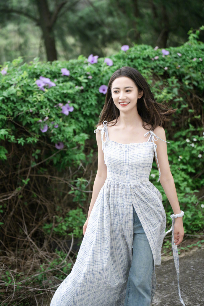 陈钰琪再晒美照,吊带长裙清纯甜美,笑容灿烂宛如初恋