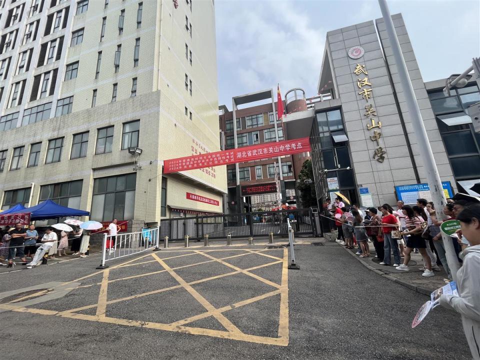 高考首日,她结束了所有考试