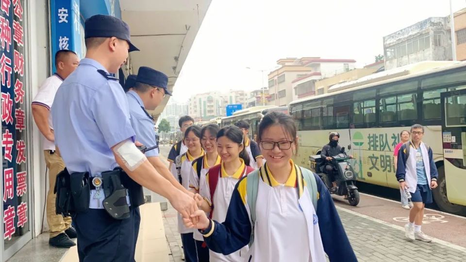 7日上午7时30分,江海区外海中学考生到达礼乐中学考场.