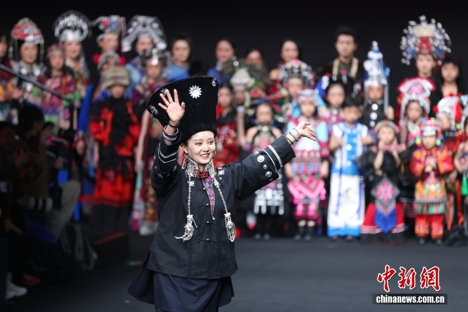 彝绣服装品牌“花彝裳”亮相中国国际时装周_腾讯新闻