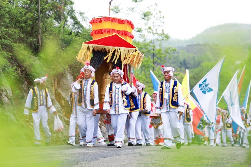 贵州大方白族同胞载歌载舞庆佳节