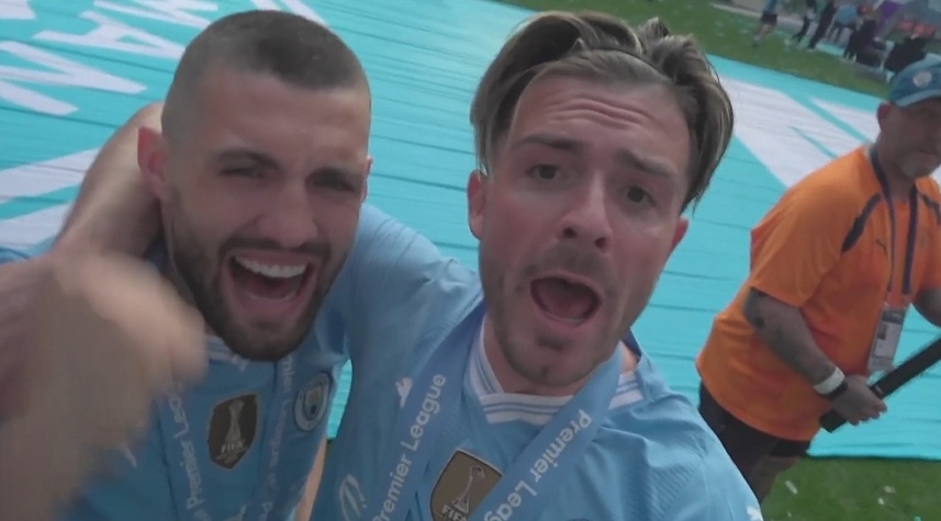 情侣头像来了科瓦西奇,格拉利什互献热吻