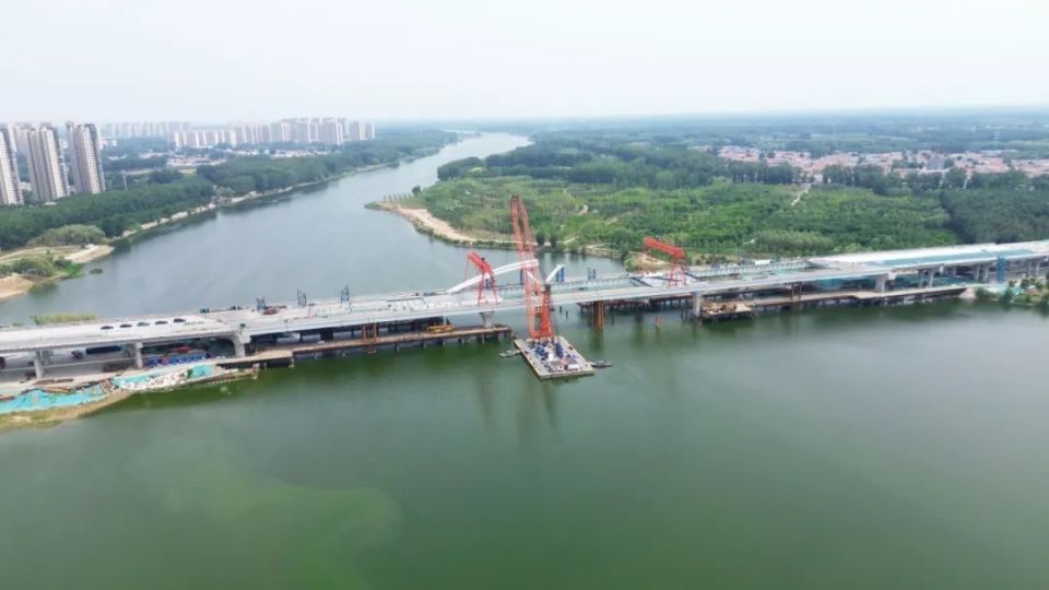 中交路建厂通路潮白河大桥项目技术负责人吴国梁说,这次吊装的节段