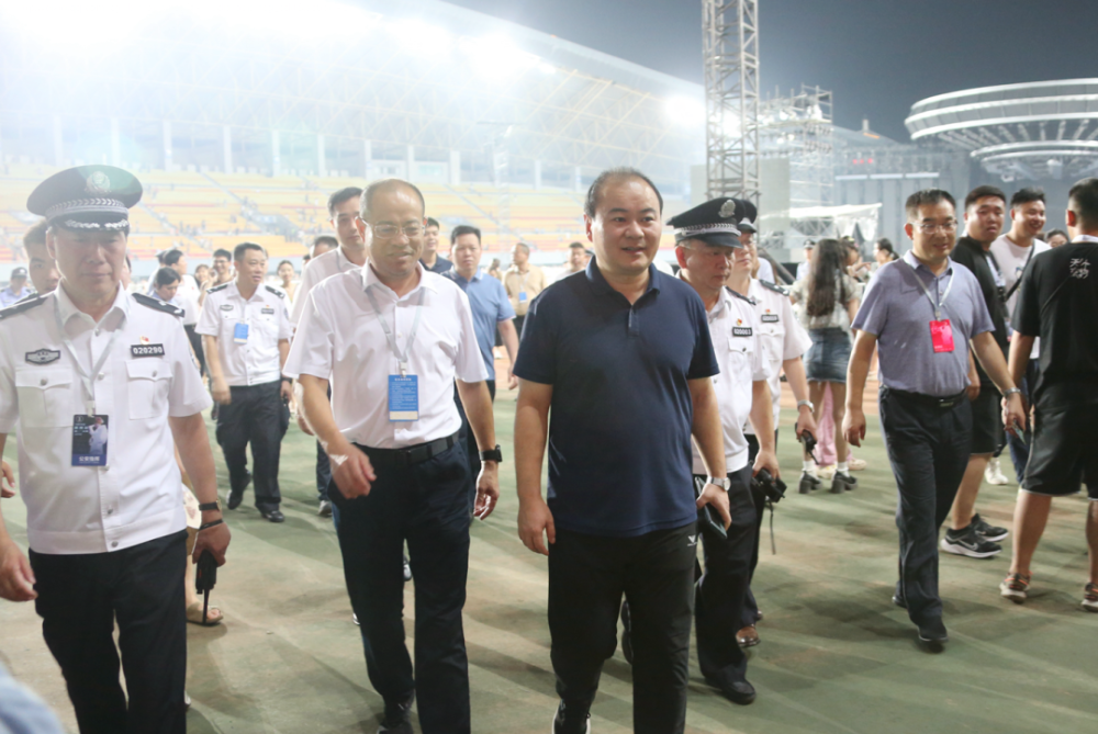 副局长唐耀兵,市公安局党委委员,副局长王海鸥现场指