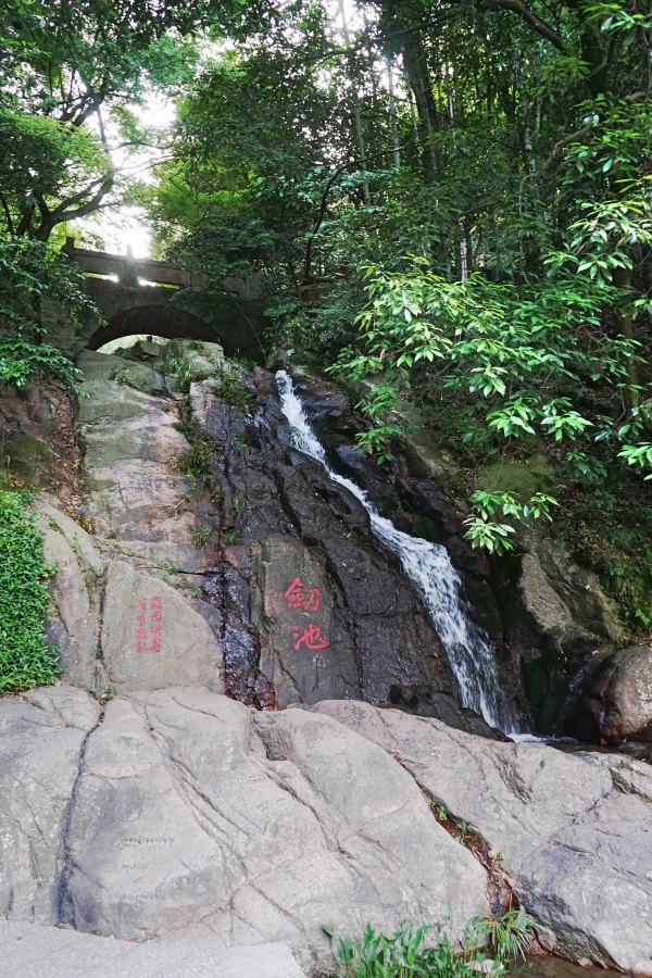 实拍"剑池飞瀑",浙江省德清县莫干山的代表景点,还有古老传说