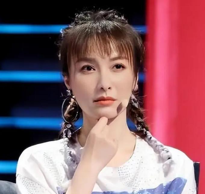 将朱珠的高奢裙子和沈梦辰的原味皮鞋,一比较,差距就出来了