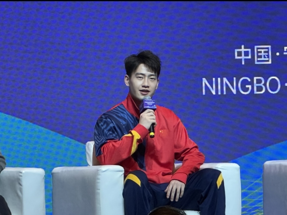形象大使王昶欢迎大家来宁波吃螃蟹炒年糕
