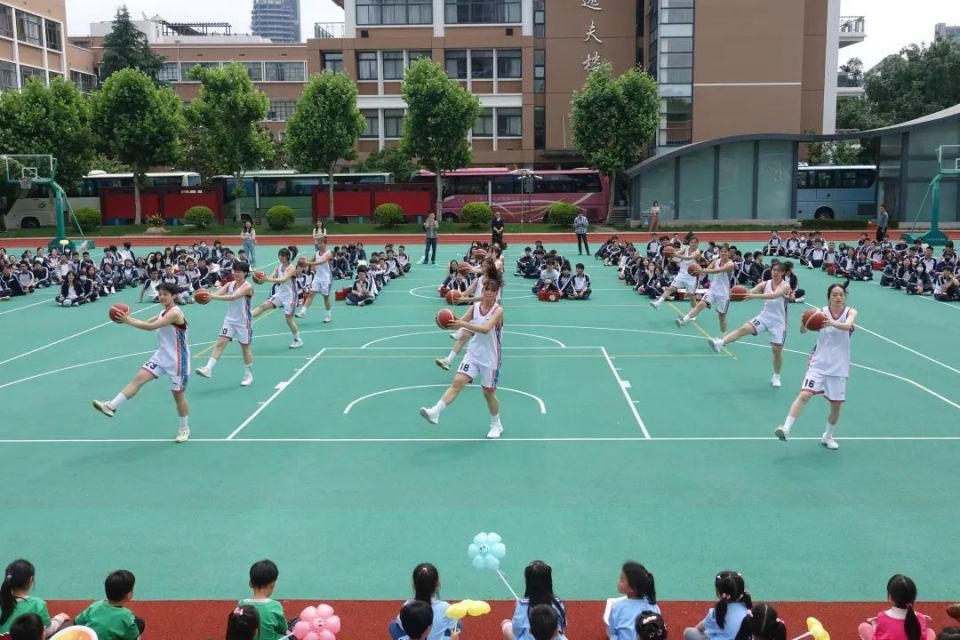 而向明女篮精彩的篮球表演秀中,更是引得她们发出阵阵的惊叹和掌声.