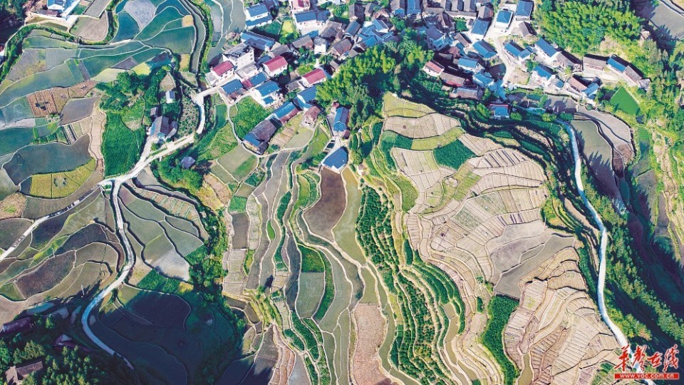 5月29日,中方县铁坡镇江坪村,层层叠叠的梯田与群山,民居交相辉映