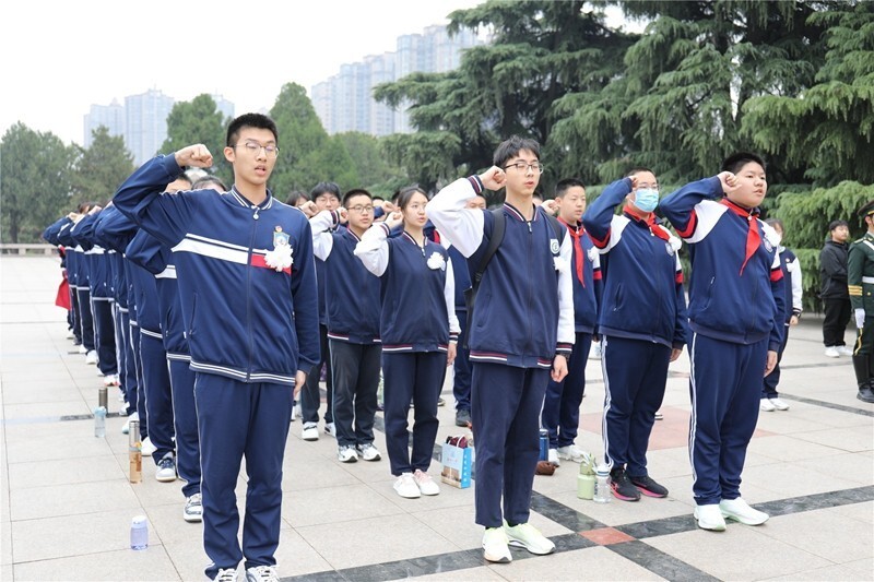 清明祭英烈郑州11中教育集团在行走中用英烈精神培根铸魂