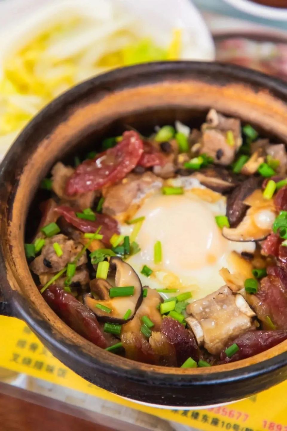 "粤圈太子爷"去解锁农家菜找一家农庄品尝新鲜有滋味的走地鸡,竹筒饭