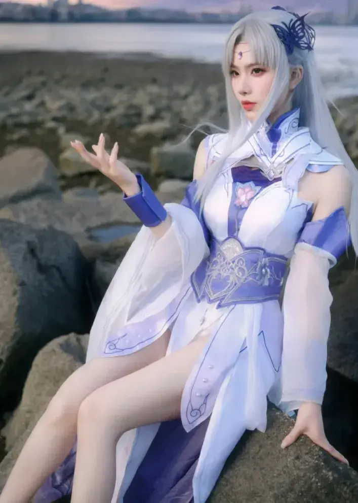 斗破苍穹cos:小医仙神还原,青白色长裙,大长腿太美了