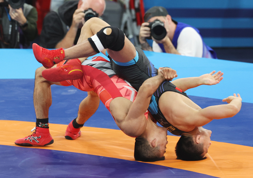 巴黎奥运会丨摔跤——男子古典式摔跤60公斤级决赛:曹利国摘银